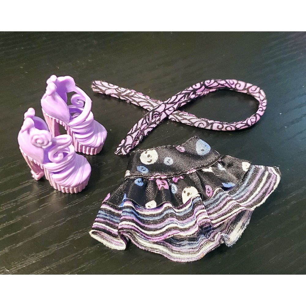 MONSTER HIGH Catrine DeMew Scaris City of Frights (Skirt, Scarf, & Shoes)